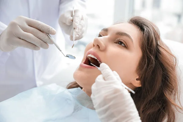 Junge Frau Besucht Zahnarzt Klinik Nahaufnahme — Stockfoto