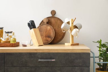 Bıçaklar, fincanlar ve tahtalar mutfakta tezgahta dursun.