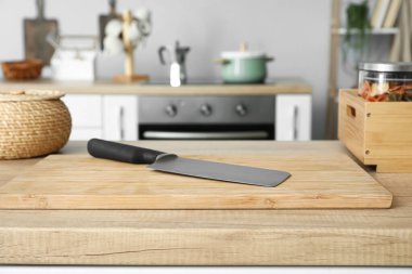 Mutfaktaki masada bıçaklı tahta.