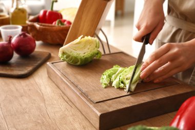 Mutfakta lahana kesen kadın, yakın plan.