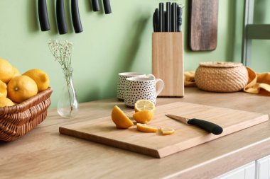 Mutfaktaki masada limon ve bıçak.