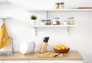 Mutfakta tabağı ve yemeği olan bıçaklar.