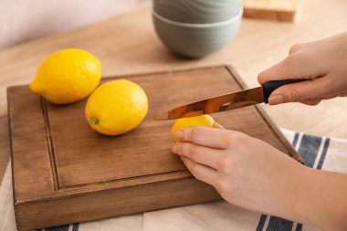 Mutfakta limon kesen kadın, yakın plan.
