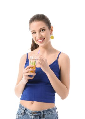 Beyaz arka planda taze limonata olan genç bir kadın.