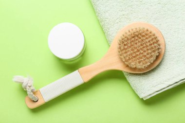 Kremalı kavanoz ve masaj fırçası.