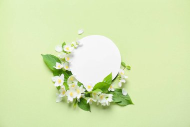 Boş kart ve arkaplanda güzel yasemin çiçekleri