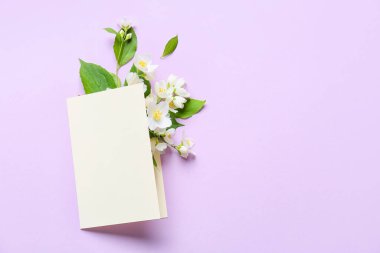 Boş kart ve arkaplanda güzel yasemin çiçekleri