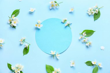 Boş kart ve arkaplanda güzel yasemin çiçekleri