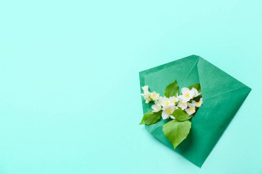 Renkli arkaplanda güzel yasemin çiçekleri olan zarf