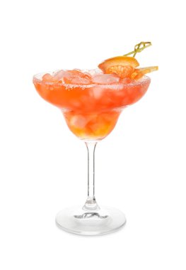 Beyaz arka planda bir bardak Hemingway kokteyli.