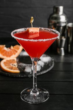 Koyu ahşap arka planda bir bardak Hemingway kokteyli.