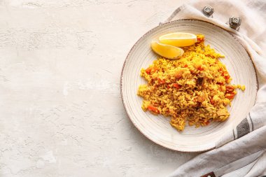 Açık arkaplanda lezzetli pilav tabağı