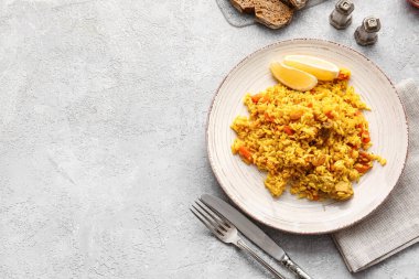 Açık arkaplanda lezzetli pilav tabağı