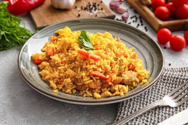 Açık arkaplanda lezzetli pilav tabağı