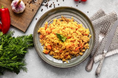 Açık arkaplanda lezzetli pilav tabağı