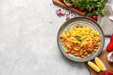 Açık arkaplanda lezzetli pilav tabağı