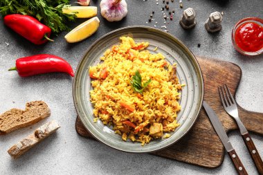 Grunge arka planında lezzetli pilav ile kompozisyon