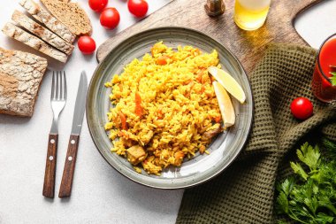 Açık arkaplanda lezzetli pilavlı kompozisyon