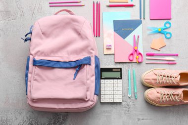 Okul çantası ve ışık arkaplanı kırtasiyesi