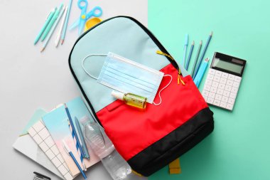 Okul çantası ve ışık arkaplanı kırtasiyesi