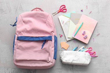 Okul çantası ve ışık arkaplanı kırtasiyesi