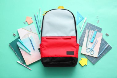 Okul çantası ve renk arkaplanı kırtasiyesi