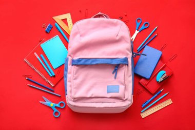 Okul çantası ve renk arkaplanı kırtasiyesi