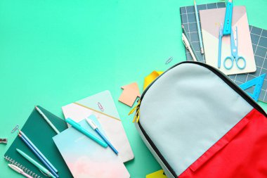 Okul çantası ve renk arkaplanı kırtasiyesi