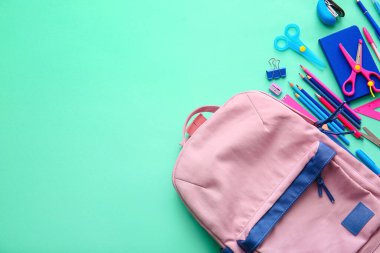 Okul çantası ve renk arkaplanı kırtasiyesi