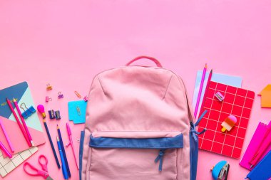 Okul çantası ve renk arkaplanı kırtasiyesi