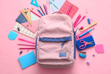 Okul çantası ve renk arkaplanı kırtasiyesi