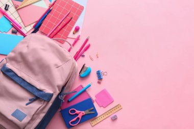 Okul çantası ve renk arkaplanı kırtasiyesi