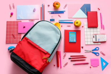 Okul çantası ve renk arkaplanı kırtasiyesi