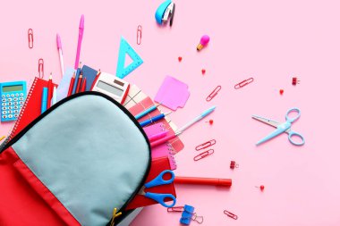 Okul çantası ve renk arkaplanı kırtasiyesi