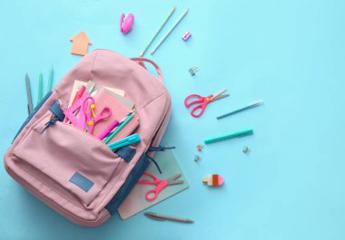 Okul çantası ve renk arkaplanı kırtasiyesi