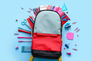 Okul çantası ve renk arkaplanı kırtasiyesi