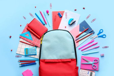 Okul çantası ve renk arkaplanı kırtasiyesi