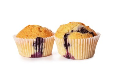 Beyaz arka planda lezzetli yaban mersinli kekler.