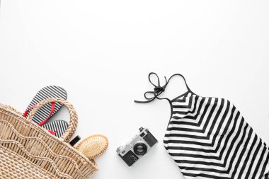 Beyaz arka planda plaj aksesuarları.