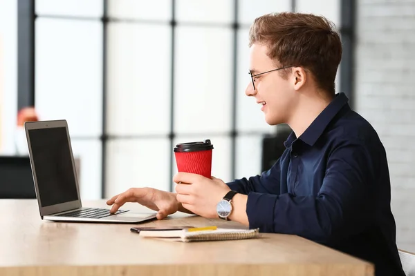 Hombre Joven Bebiendo Café Mientras Usa Ordenador Portátil Oficina — Foto de Stock