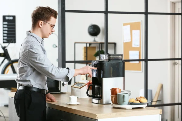 Young Man Making Coffee Office — Stock Photo, Image