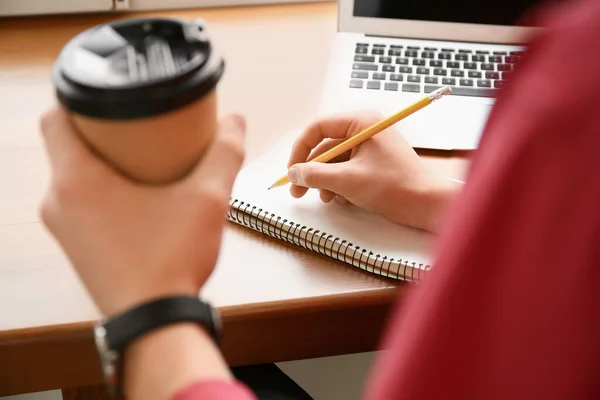 Jongeman Met Kopje Koffie Aan Het Werk Kantoor Close — Stockfoto