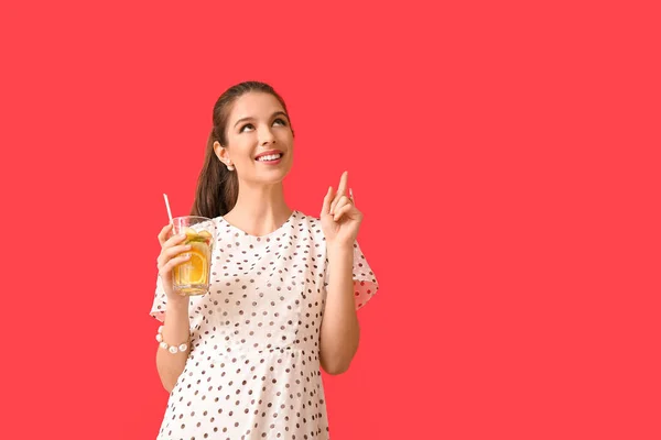 Young Woman Fresh Lemonade Pointing Something Color Background — Stock Photo, Image