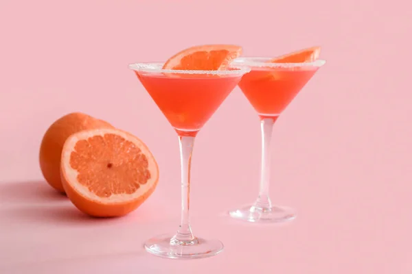 Glasögon Hemingway Daiquiri Cocktail Och Grapefrukt Färg Bakgrund — Stockfoto