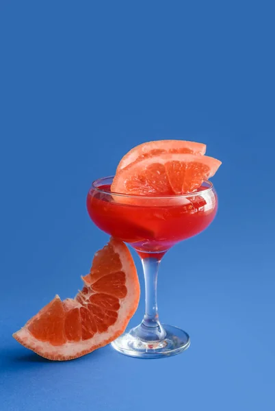 Glas Hemingway Daiquiri Cocktail Auf Farbigem Hintergrund — Stockfoto