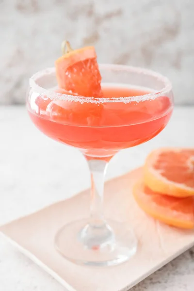Glas Hemingway Daiquiri Cocktail Und Grapefruit Auf Grunge Hintergrund — Stockfoto