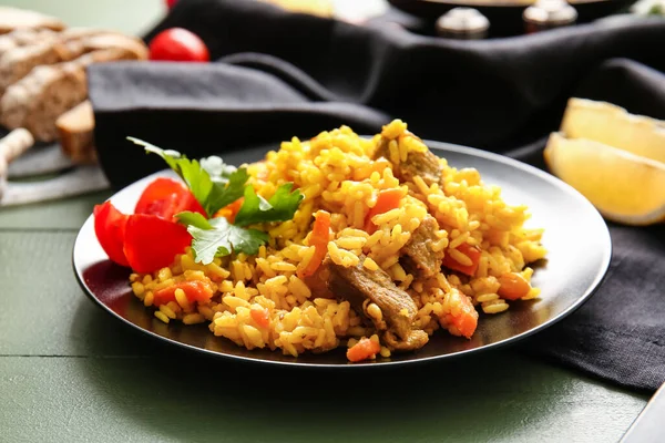 Bord Met Lekkere Pilaf Kleur Houten Achtergrond — Stockfoto