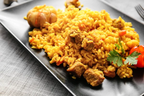 Teller Mit Leckerem Pilaf Auf Dem Tisch Nahaufnahme — Stockfoto