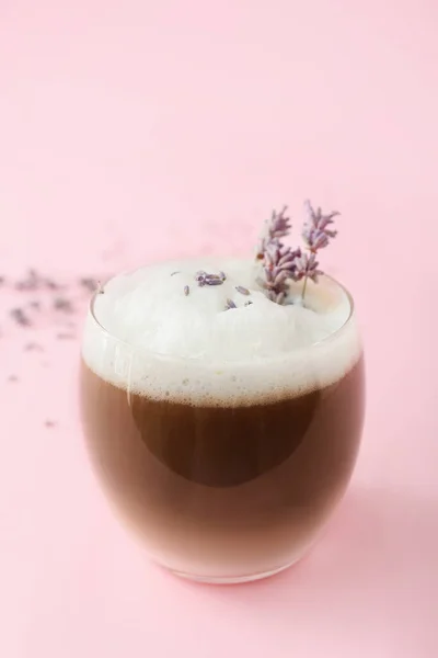 Verre Savoureux Latte Lavande Sur Fond Couleur — Photo