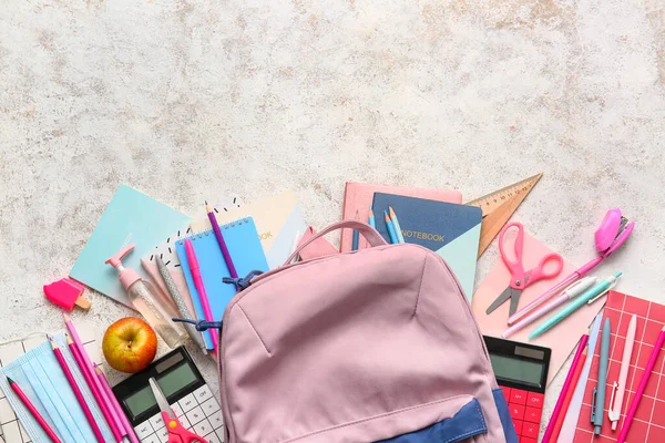 浅色背景的学校背包和文具 — 图库照片